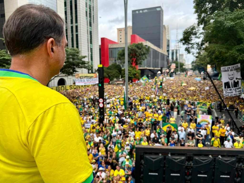 Flávio Bolsonaro em protesto na Avenida Paulista