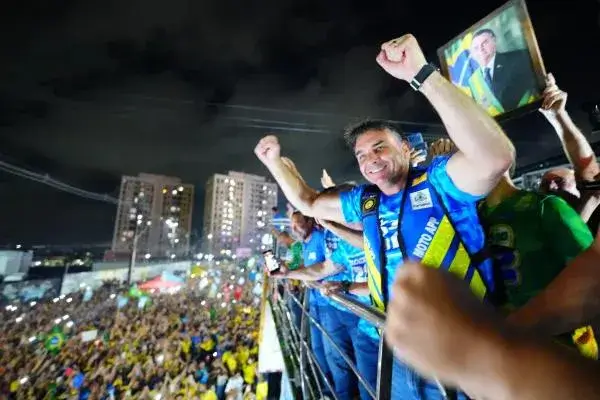 Flávio reúne multidão em ato político em Fortaleza (CE)