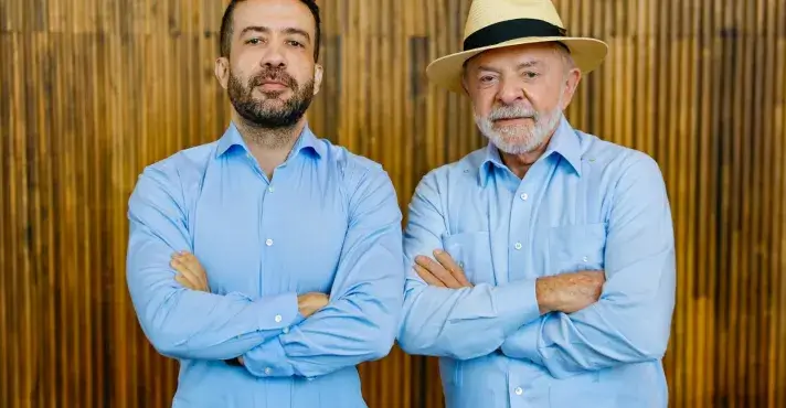 Lula ganha celular de R$ 10 mil e promete entrar em canal de Janones